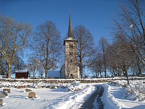 Hovsta kyrka i vinterskrud en januaridag (2016).