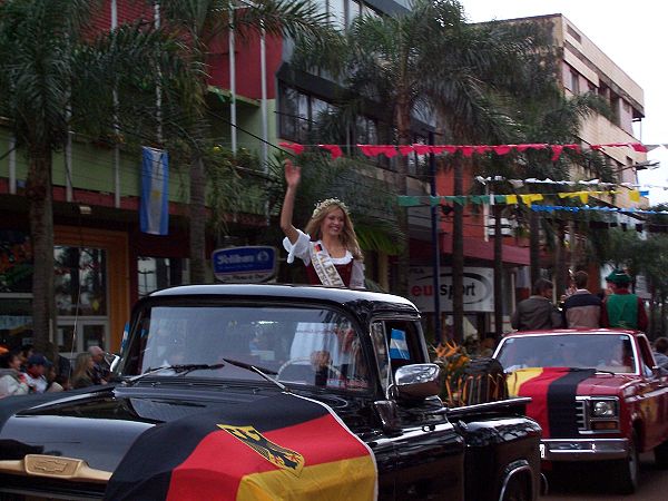 Queen of the German Collectivity in the Fiesta Nacional del Inmigrante in Obera, Misiones. Immigrantqueen2005.JPG