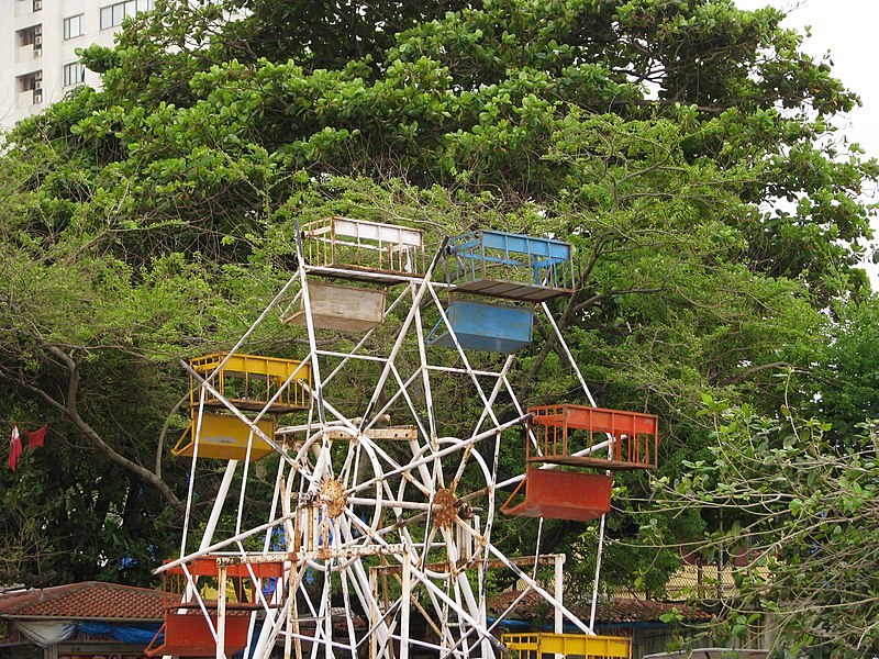 File:India - Bombay - 08 - dubious ferris wheel on Chowpatty Beach (2749468156).jpg