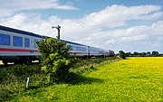 Ein de:Intercity mit zwei vierachsigen Diesellokomotiven aus der de:DB-Baureihe 218 kommt in Sylt an.