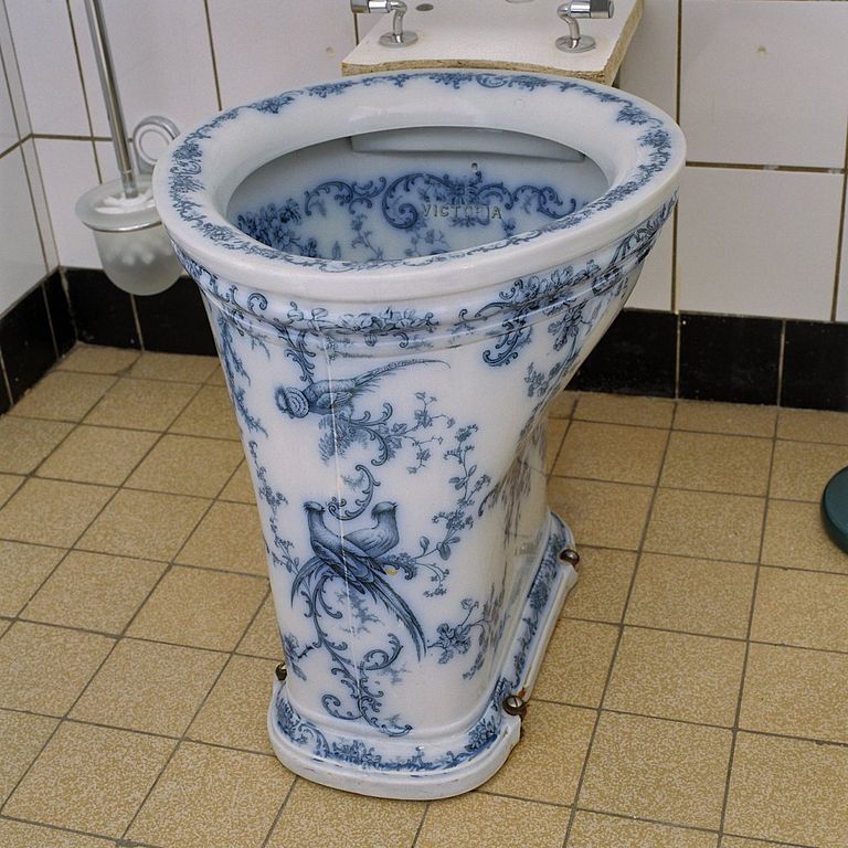 File:Interieur villa, toiletpot in Delfts Blauw - Asten - RCE.jpg - Wikimedia Commons