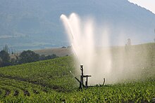 Irrigation d'un champ de mais dans la vallée de la Méouge (Drôme).jpg