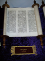 Libro de Isaías, rollo con texto manuscrito hebreo.
