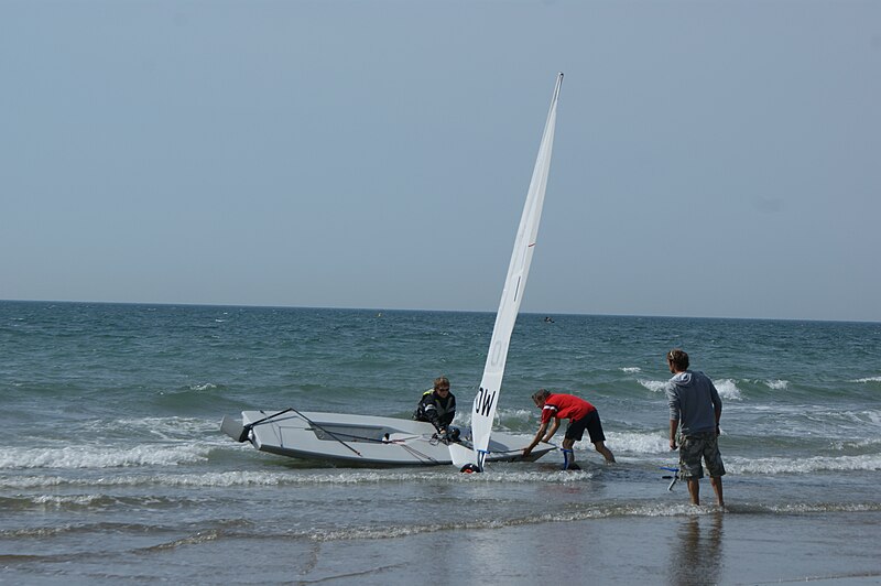 File:Island Games 2011 sailing Team Isle of Wight at Yaverland beach.JPG