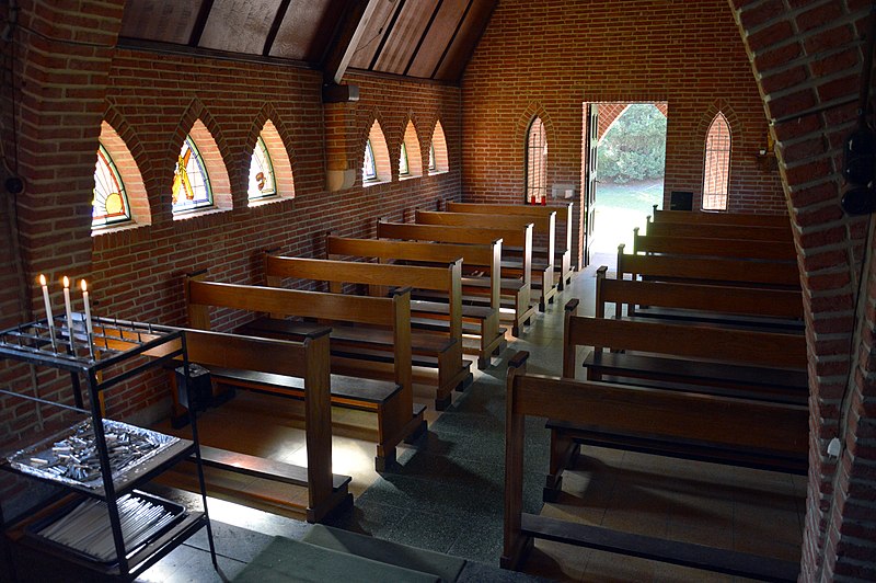File:Jabekekapel interior from altar.jpg