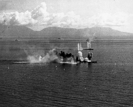 ไฟล์:Japanese_battleship_Musashi_and_a_destroyer_under_attack_in_the_Sibuyan_Sea,_24_October_1944_(NH_63432).jpg