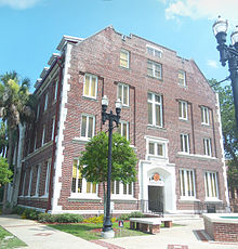 Колледж Эдварда Уотерса, расположенный в северной части Нью-Таун 