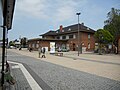 Bahnhof Ost mit Empfangsgebäude, Uhr, Kontrollhäuschen, Toilettengebäude und Güterschuppen
