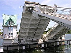 Brücke beim versetzten Herunterfahrens der vier Brückenflügel