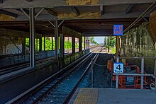 A view to the east of the station, towards the site of the collision. Kew Gardens LIRR station looking east along main line.jpg