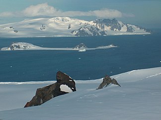 Kukeri-Nunatakker mit Half Moon Island und Greenwich Island im Hintergrund