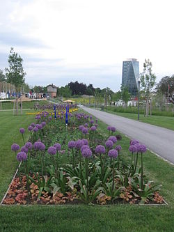 Zicht op het nieuwe Neckarpark met het oude seinhuis en Neckarturm op de achtergrond