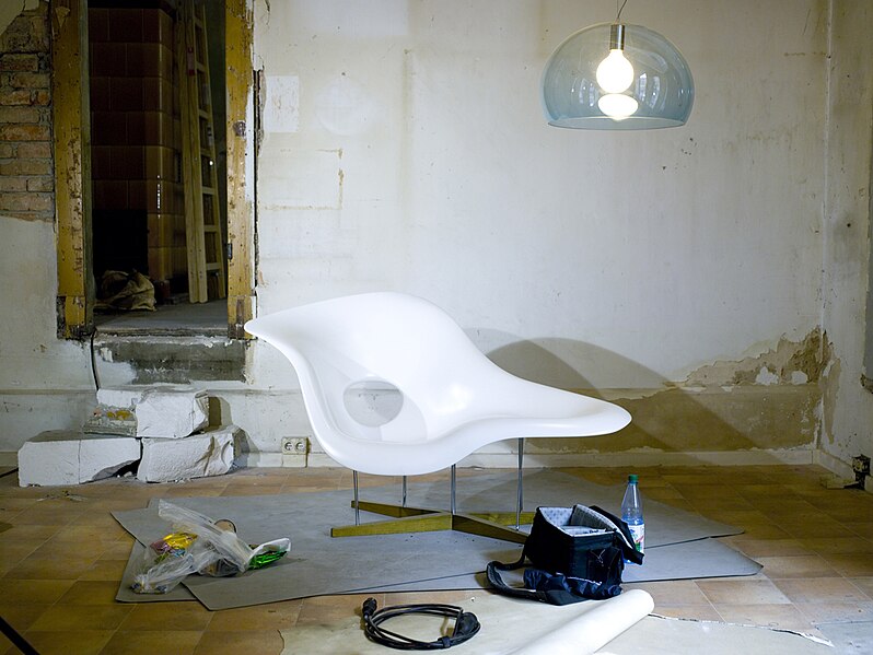 File:La Chaise by Charles and Ray Eames and FLY by Ferruccio Laviani.jpg