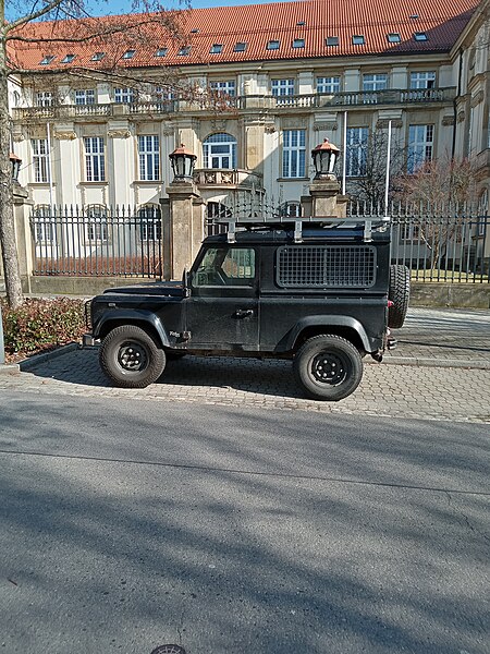 File:Land Rover Defender 90 (side).jpg