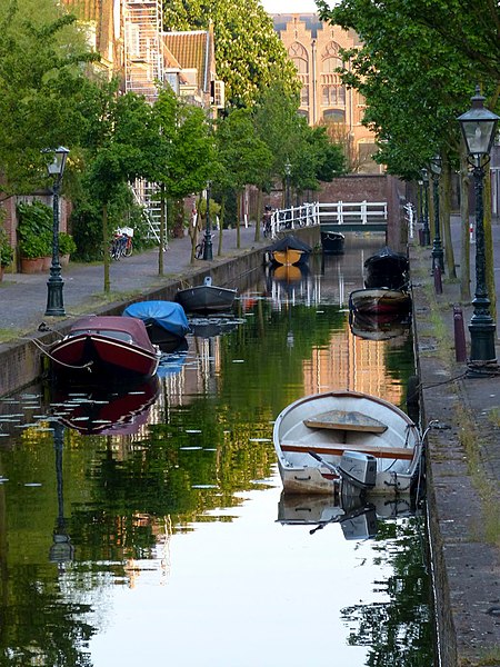 File:Leiden canal (9037052638).jpg