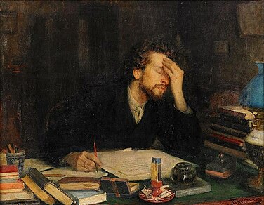 Hombre con bloque del escritor sentado en un escritorio delante de un pergamino en blanco descansando su mano izquierda sobre su frente