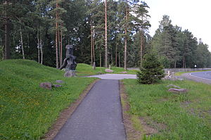 Monumentti "Totalitarismin Molok" hautausmaan sisäänkäynnillä