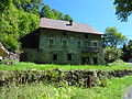 Maison Gilly, qui abrita un groupe familial de Résistance durant la Seconde Guerre mondiale, à l'entrée du vallon de Laverq, commune de Méolans-Revel (Alpes-de-Haute-Provence), sur le bord du chemin..