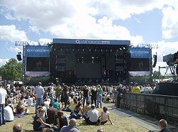 Main stage at 2008 O2 Wireless Festival.jpg