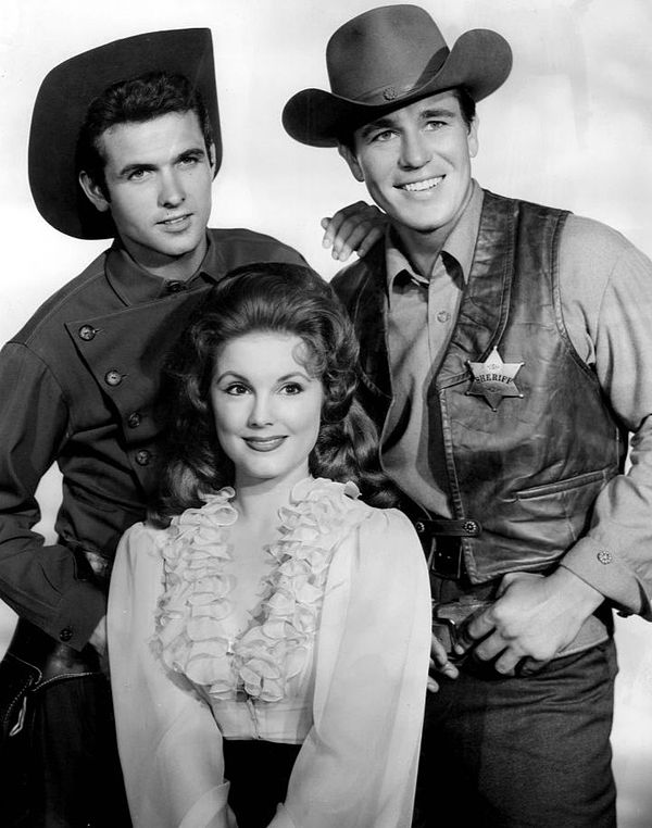 Mark Goddard as Cully, Don Durant as Johnny Ringo and Karen Sharpe as Laura Thomas (1959)