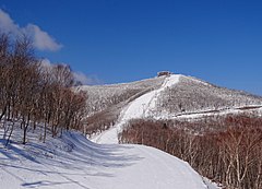 Área de esqui Masik-Ryong, ao fundo o cume de Taehwa