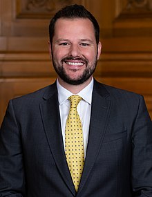 Matt Haney, retrato oficial, 2020 (de sfbos.org) .jpg