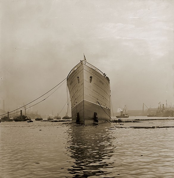 File:Mauretania on the River Tyne shortly after launch (28986389361).jpg