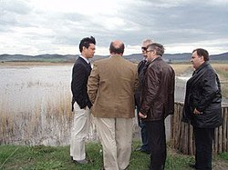 Американският солунски консул Хойт Йе обсъжда с учени проекта „Мавровско езеро“ на брега на езерото, 13 март 2008 година