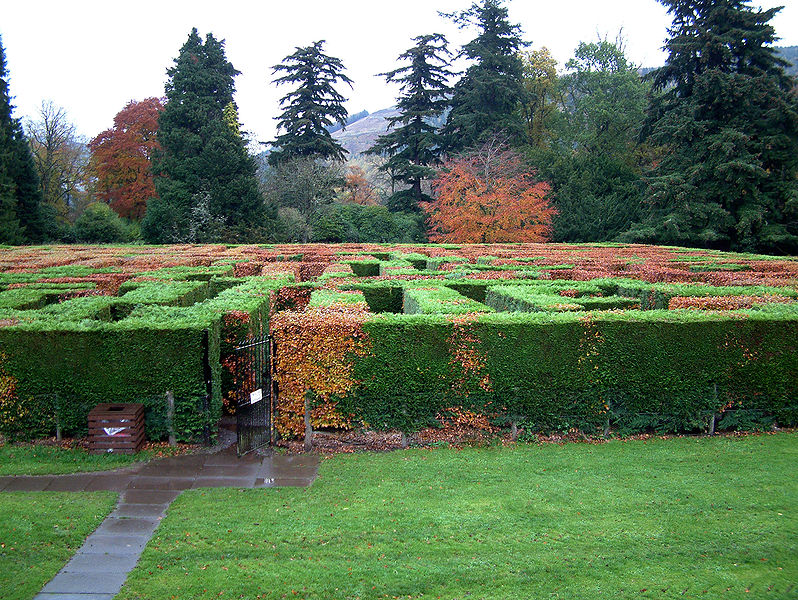 File:Maze Traquair House 029.jpg