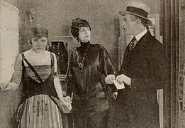 Escena de Men, Women, and Money (1919), con Ethel Clayton, Mayme Kelso y Lew Cody