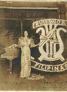 Ruiseñor de Filipinas (Славей от Филипините). Мерцедес Матиас-Сантяго с букет, подарен й от президента на Филипинската общност Мануел Кесон след представление, c 1936 г. Снимката е предоставена от Милагрос Каяманда-Морган, Отава, Канада.