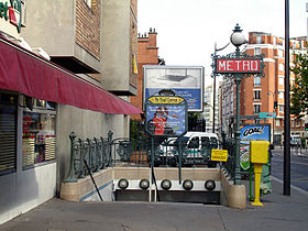 Stasjonens Guimard-inngang med en Val d'Osne-mast.