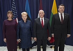 左からカリユライド、リトアニアのダリア・グリバウスカイテ大統領、米国のマイク・ペンス副大統領、ラトビアのライモンツ・ヴェーヨニス大統領（2017年2月18日）