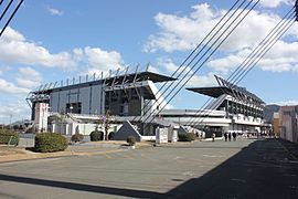 Außenansicht des Mikuni World Stadium Kitakyūshū (Februar 2017)