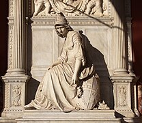 Dettaglio del monumento Magenta. A fianco della statua di Felsina desolata si nota il raffinato ornato con il simbolo del serpente.Monumento del principe Teodoro Galitzin - Certosa di Bologna 2.jpg