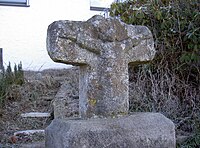 Steinkreuz mit Relief des Gekreuzigten