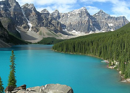 Kanada'nın Alberta eyaletindeki Banff Ulusal Parkı'nda bulunan turkuaz renkteki Moraine Gölü'ne kuzey kıyısından bir bakış. (Üreten: Tobi 87)