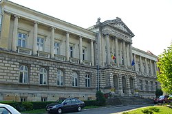 Le bâtiment de la préfecture du comté d'Argeș de l'entre-deux-guerres, aujourd'hui le musée du comté d'Argeș.