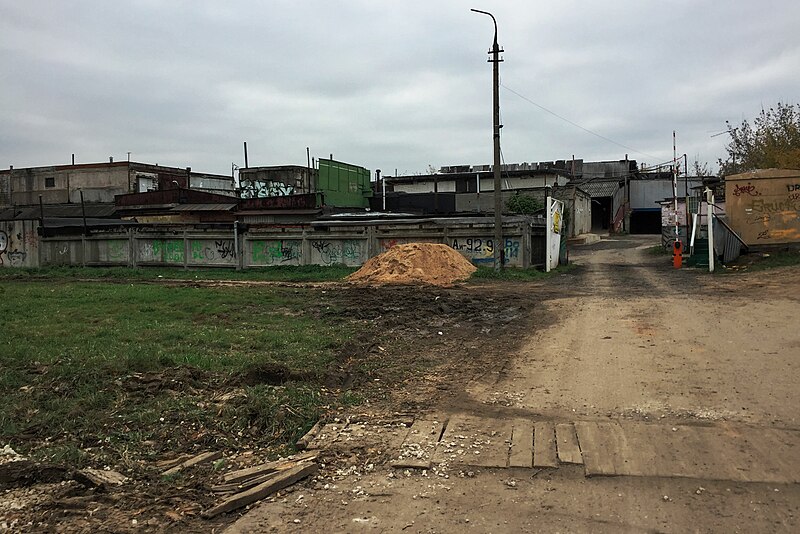 File:Mytishchi, decrepit garages off Blagoveshchenskaya Street (31603388632).jpg