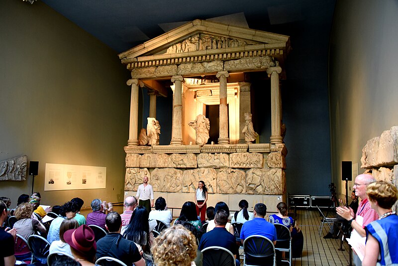 File:NMT Automatic performing a play in front of the Nereid Monument.jpg