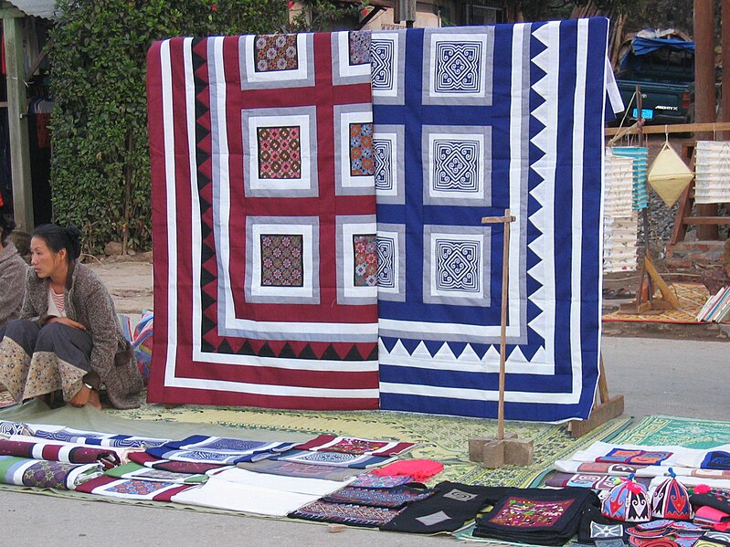 File:Nachtmarkt Luang Prabang Laos.jpg