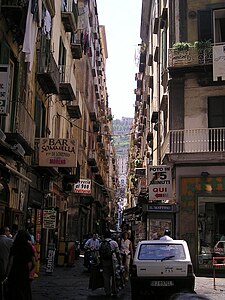 Via Pasquale Scura, rue des Quartieri Spagnoli où commence le Spaccanapoli.