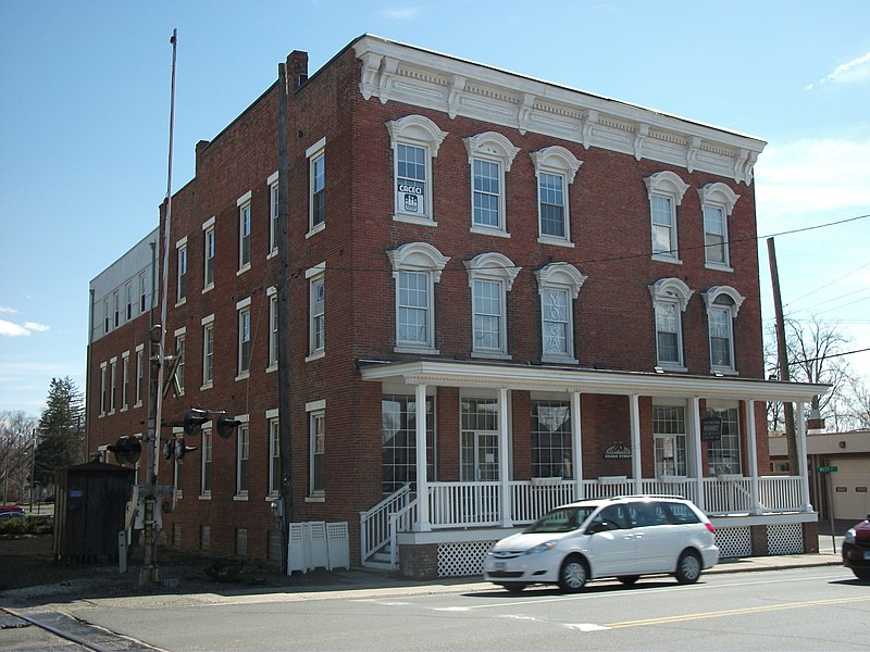 File:NewMilfordCT MerrittBeachAndSonBuilding.jpg