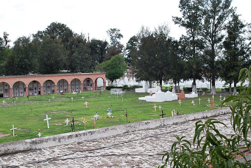 File:NewSectionCemeteryEncarnacion2.jpg