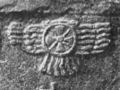 ニムルドの遺跡に刻まれた「翼をもつ日輪」（有翼日輪）