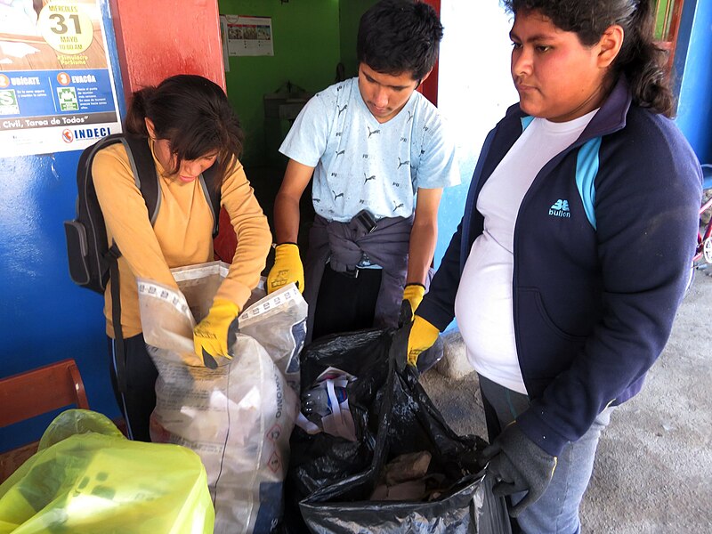 File:Nivín. Estudiantes durante una campaña de limpieza en la comunidad.jpg