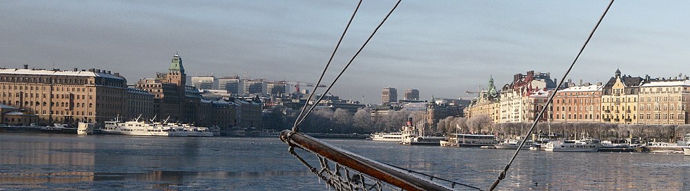 Nybroviken i januari 2010. Till vänster, Blasieholmen med Museikajen och Strand hotell. I bakgrunden Hötorgsskraporna och Kungstornen. Till höger Strandvägen.