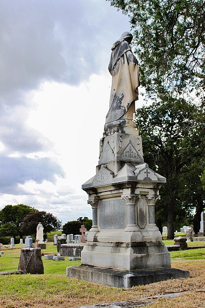 File:Oakwood religious statue.jpg