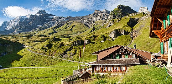 Obere Bundalp, Hohtürlihang unterhalp der Blüemlisalpgletscherbergwelt und Wildi Frau