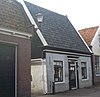 Huis onder dwars zadeldak